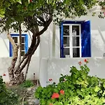Julia's Seaside Apartment, Leivadakia Serifos Town
